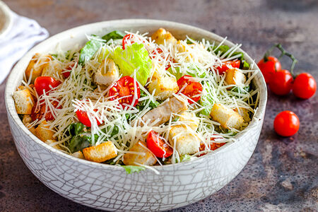 Салат с курочкой гриль