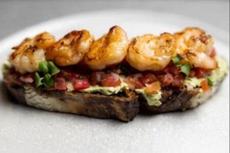 Ржаной тартин с креветками