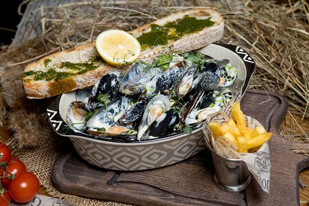 Килограмм мидий в сливочно-чесночном соусе