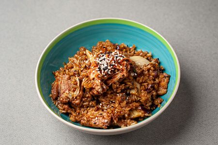 Жареный рис с грудинкой и кимчи