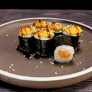 Запечённый мини-ролл с лососем