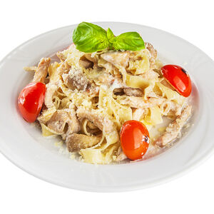 Феттучини с курицей и грибами