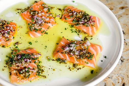 Лосось с винегретом из трав