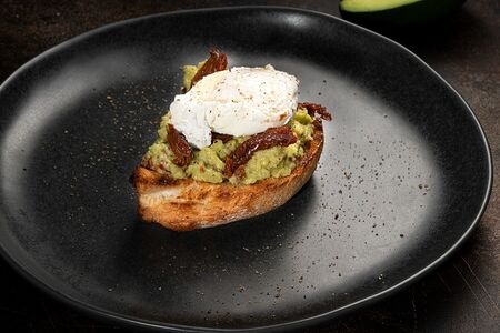Брускетта с соусом авокадо и яйцом пашот