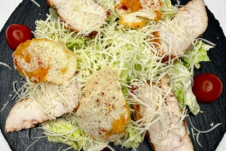 Салат Цезарь с курицей