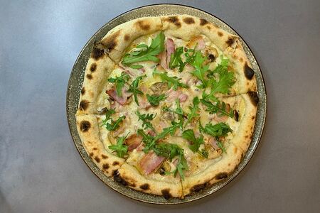 Пицца с беконом и грибами