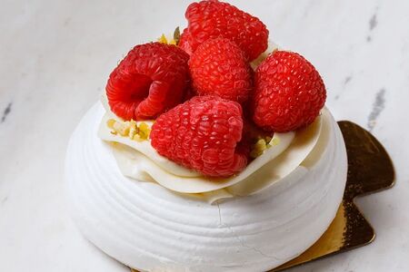 Десерт Павлова с малиной