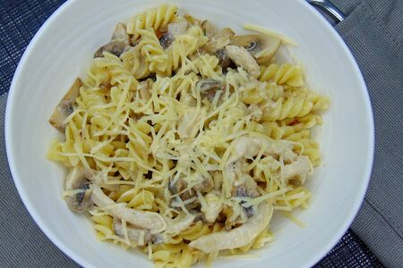Паста с курицей и грибами