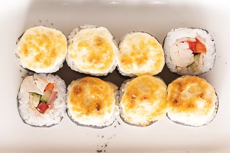Ролл Сакама кунсей запеченный