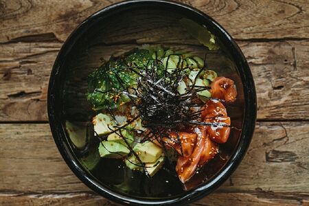 Поке лосось с авокадо и нори