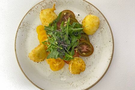 Салат с жареной моцареллой