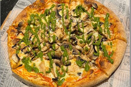 Пицца с куриным филе и соусом песто