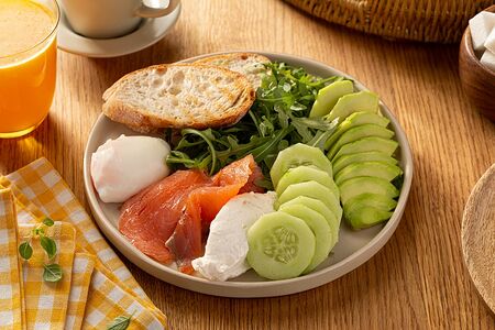 Большой завтрак с лососем, яйцом пашот и авокадо