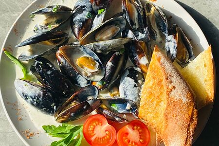 Мидии в створках в сливочно-сырном соусе