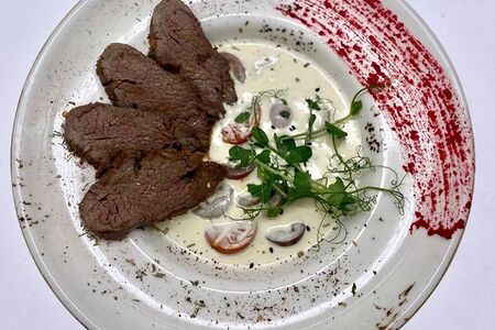 Телячья вырезка с соусом горгонзола и винoградом