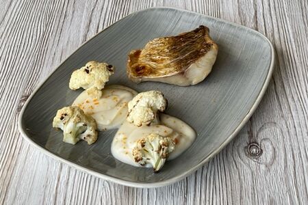 Глазированный муксун с цветной капустой и икрой пеляди