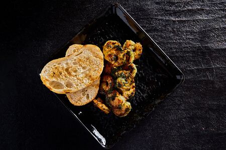 Креветки с мятой и чиабаттой