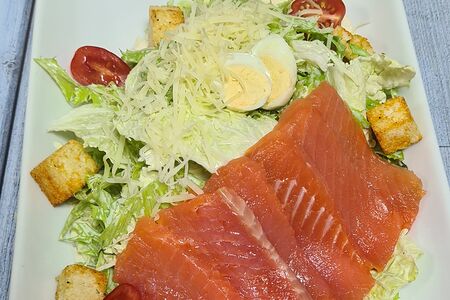 Салат Цезарь с лососем слабосоленым
