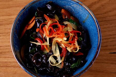 Теплый салат с грибами Муэр