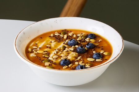 Каша овсяная на коровьем молоке с соленой карамелью и семечками