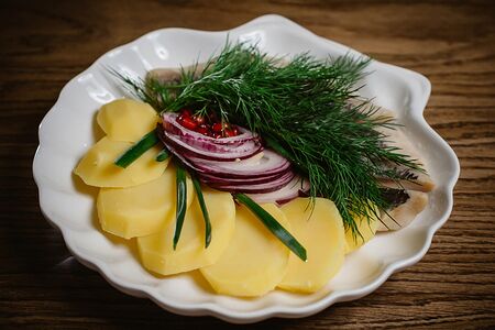 Сельдь с отварным картофелем
