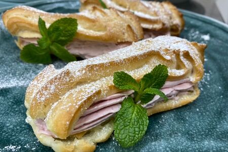 Эклер с вишневым кремом