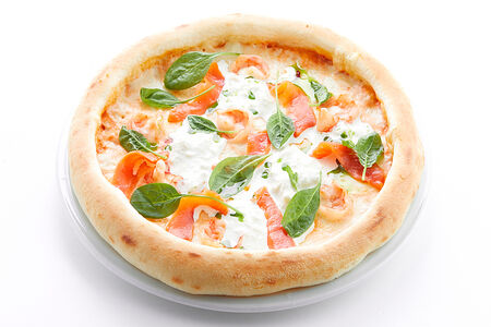 Пицца с креветками, форелью слабой соли и сыром страчателла