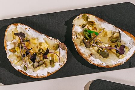 Брускетта с грушей и сыром