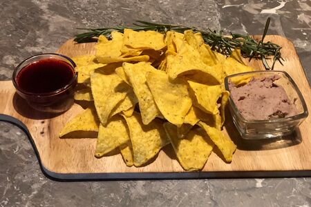 Паштет с чипсами и брусничным соусом