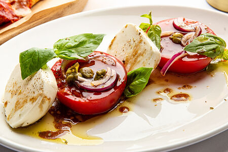 Моцарелла с помидорами и базиликом