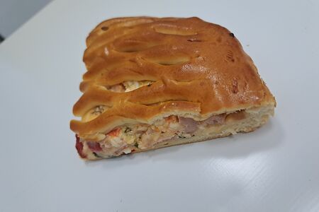 Четверть пирога с ветчиной и сыром