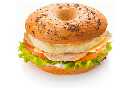 Бейгл с цыпленком и омлетом