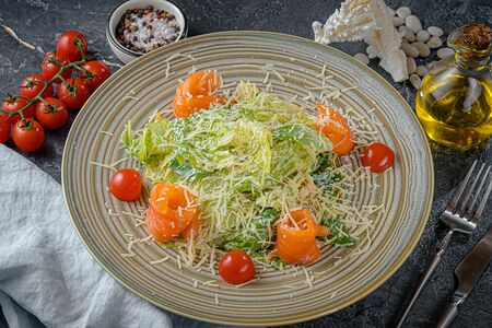 Салат Цезарь с лососем