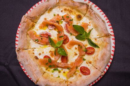 Пицца с лососем