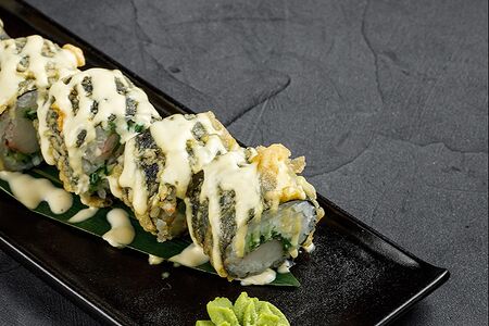 Темпура ролл со снежным крабом, чукой и сливочным манго