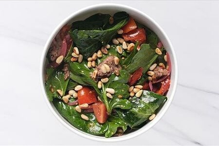 Салат с телятиной, шпинатом, томатами и кедровыми орехами