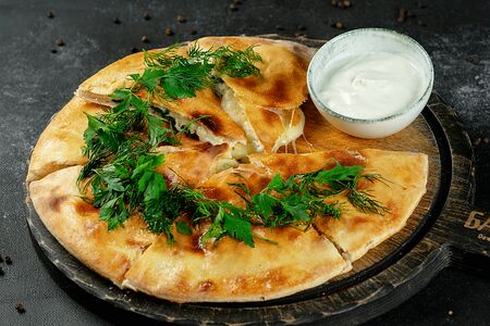 Закрытый пирог с яйцом, щавелем и миксом молодых сыров