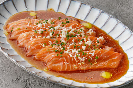 Сашими из лосося с трюфельным соусом и свежим хреном