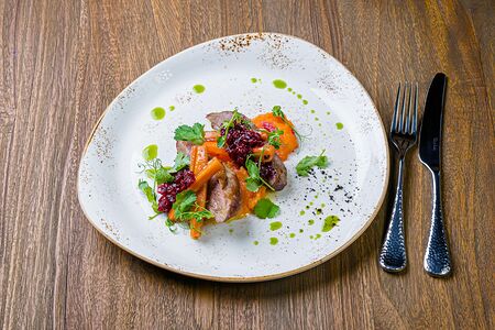 Утиная грудка с брусничным соусом