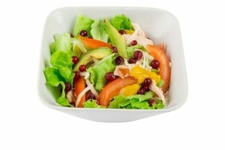 Салат с курицей и манго