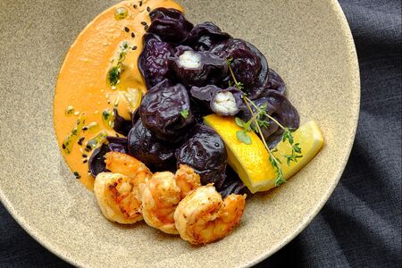 Черные пельмени с судаком и креветками