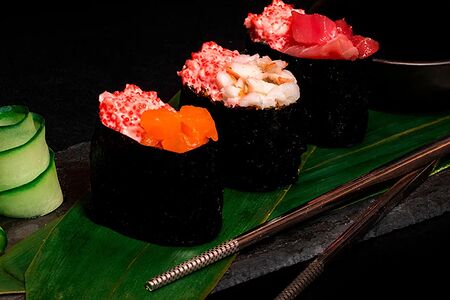 Гунканы с соусом лава