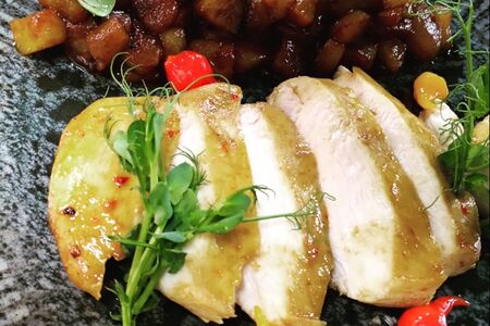 Куриное филе с глазированными яблоками и грушами