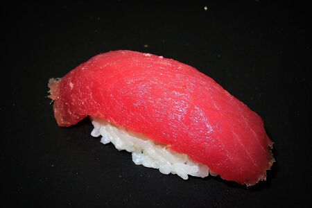 Суши с тунцом магуро