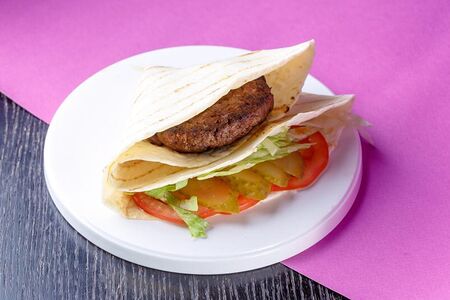 Тортилья-бургер с говяжьей котлетой