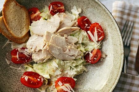Салат Цезарь с курицей