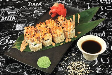 Ролл Калифорния в кунжуте (запеченная)