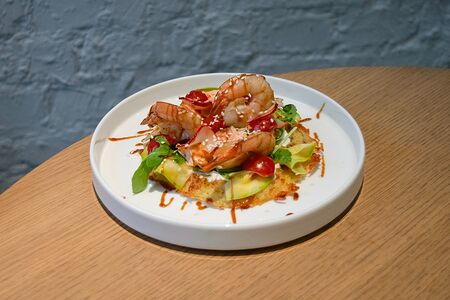 Большой драник с лососем и креветками