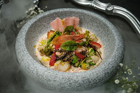 Салат с морским гребешком, креветкой карабенерес и питахаей