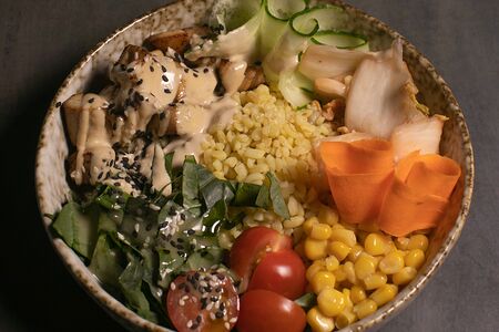 Боул с нежной куриной грудкой су-вид и булгуром